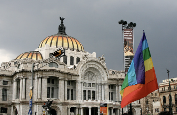 Un cambio al azul y otro al rojo: cómo la política contemporánea afecta los derechos de la comunidad LGBTI+ en México y en los Estados Unidos 